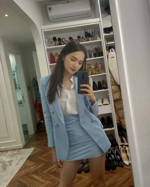 dien-vay-ngan-cun-nhay-mua-theo-nhac-huong-giang-may-man-thoat-canh-mac-phan-cam-87786906_233529537667797_4180127386193185791_n-1594049759-878-width600height749