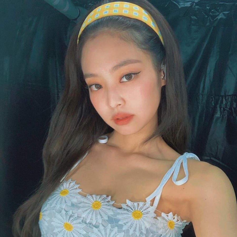 Kiểu trang điểm mang đậm vibe mùa hè với tone màu chính là cam đất với đường eyeliner kéo dài nhìn vô cùng cá tính