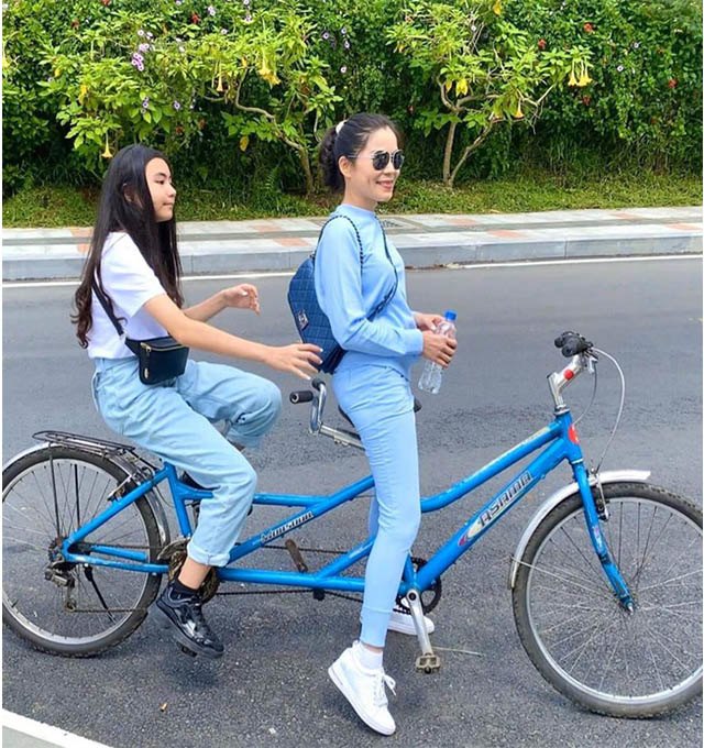 cham-tap-mon-nay-bao-sao-ba-xa-dai-gia-cua-quyen-linh-u50-ma-tre-nhu-gai-doi-muoi-a-1594095943-854-width640height680
