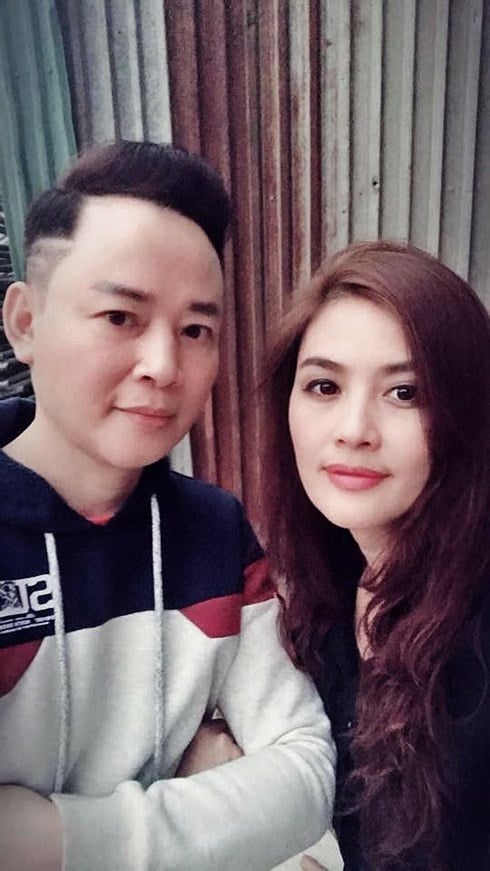 Tùng Dương là gương mặt truyền hình quen thuộc với khán giả đã nhiều năm nay. Về đời tư, Tùng Dương từng kết hôn 3 lần, tuy nhiên mới đây anh bất ngờ thông báo đã ly hôn người vợ thứ ba. Cả hai đã có 10 năm chung sống hạnh phúc nhưng từ năm 2018 anh và vợ đã ly thân. Đến tháng 2/2020, thủ tục ly hôn được giải quyết, hiện anh ở cùng bé út 11 tuổi còn con gái 12 tuổi ở với mẹ.