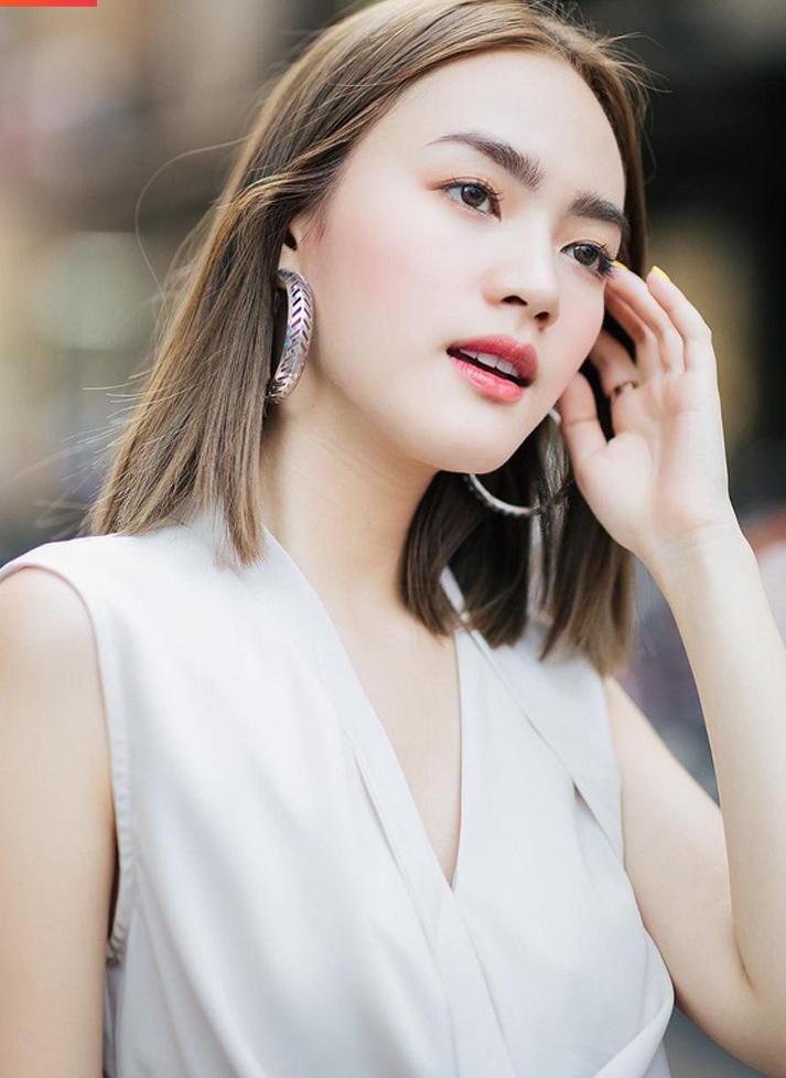 Tóc lob dành cho những quý cô thích phong cách cổ điển, thanh lịch và nhã nhặn. Kiểu tóc này có thể chia ngôi giữa và ép thẳng