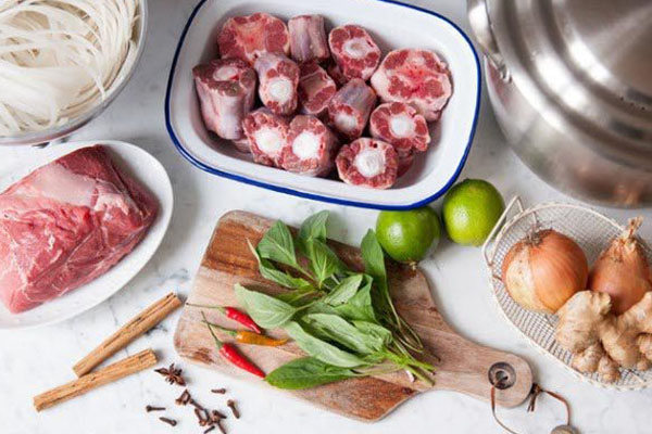 Nấu phở bò không khó nhưng công đoạn ninh nước dùng đòi hỏi nhiều thời gian.