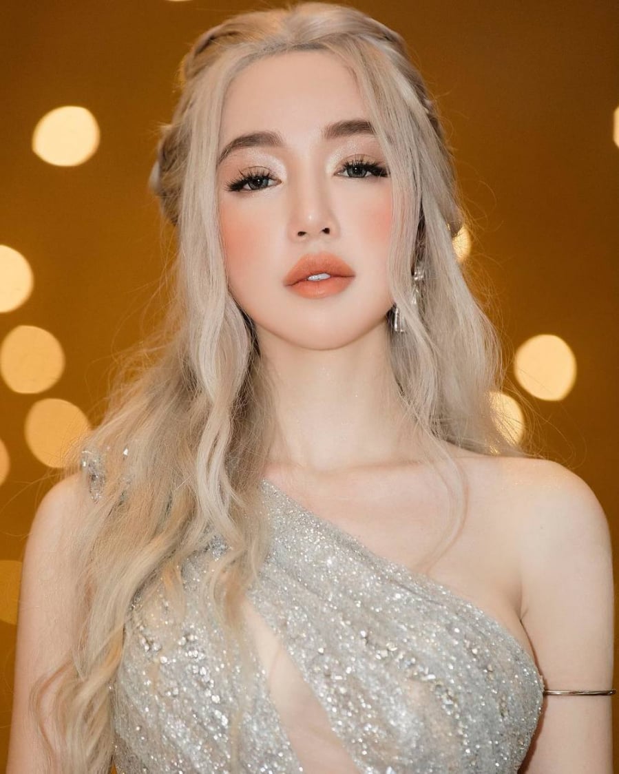 elly-tran-la-ai-tieu-su-su-nghiep-doi-tu-cua-elly-tran-50de388d