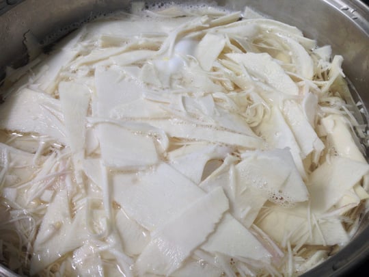Những thực phẩm cần chần qua để loại bỏ độc tố trước khi nấu
