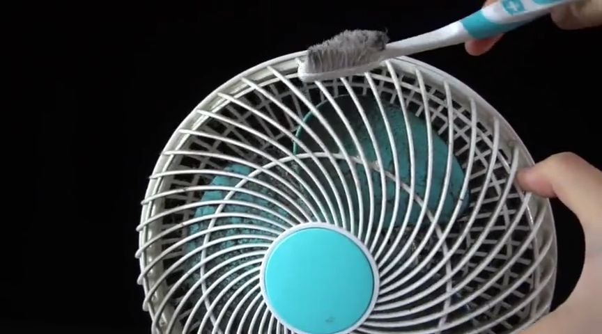 Dùng bàn chải đánh răng cũ có thể giúp bạn dễ dàng vệ sinh quạt mà không phải tháo rời từng bộ phận.