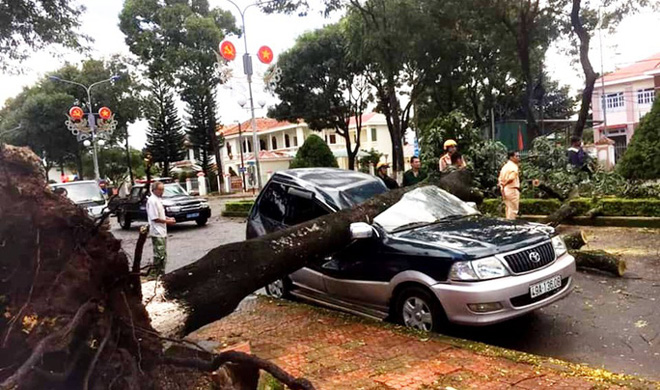 Lực lượng chức năng có mặt tại hiện trường để xử lý vụ việc (Ảnh: Người Lao Động)