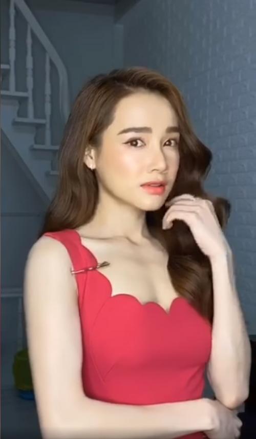 Mới đây, Nhã Phương tiếp tục khiến fan phát sốt với đoạn clip cận cạnh nhan sắc xinh đẹp hoàn hảo. Đây hoàn toàn không phải clip đã qua chỉnh sửa hay đầu tư hình ảnh. Gương mặt không góc chết được stylist của cô đăng tải trên trang cá nhân đang gây sốt mạng xã hội.
