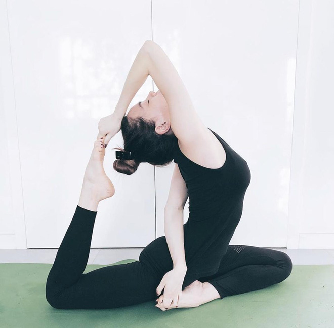 Trước khi mang bầu, Hà Hồ cũng rất hay khoe những khoảnh khắc tập luyện những tư thế yoga dẻo dai để giữ gìn vóc dáng nóng bỏng vạn người mê.