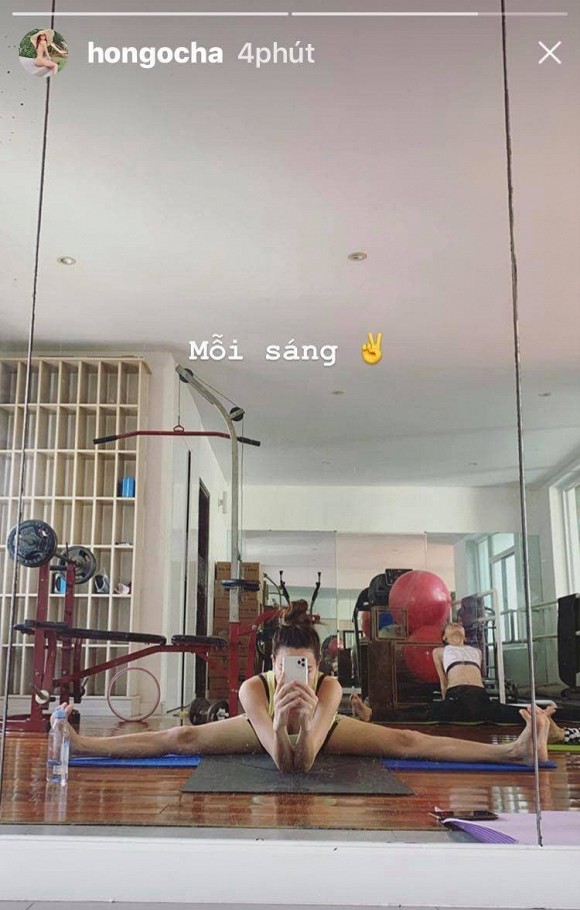 Hà Hồ duy trì tập luyện yoga vào mỗi buổi sáng.