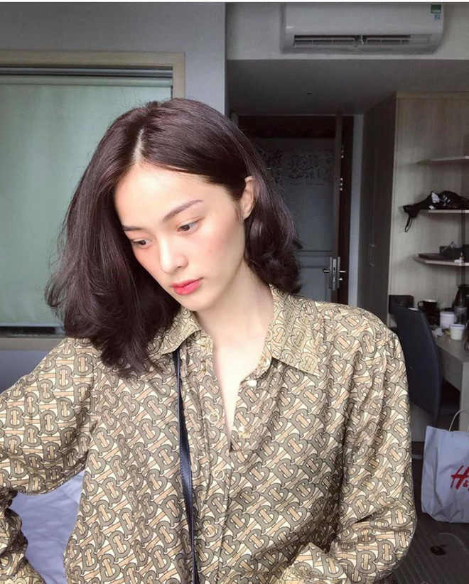 Trong lần xuất hiện mới đây, 'mỹ nữ vạn người mê' Hạ Vi đã khiến dân tình hốt hoảng bởi gương mặt gầy gò, hốc hác, da dẻ kém mịn màng. Mặc dù đã cố tình trang điểm khá đậm nhưng nét mệt mỏi và thần sắc kém tươi của Hạ Vi vẫn không thể giấu được. Mỹ nhân gốc Hải Phòng tiết lộ, cô lại đang có những dấu hiệu tụt cân. Dường như sau 2 năm ở ẩn, Hạ Vi vẫn chưa thể lấy lại phong độ như xưa. Dưới phần bình luận, rất nhiều người hâm mộ bày tỏ sự tiếc nuối dành cho cô nàng và mong cô sớm trở lại với diện mạo tươi tắn hơn.