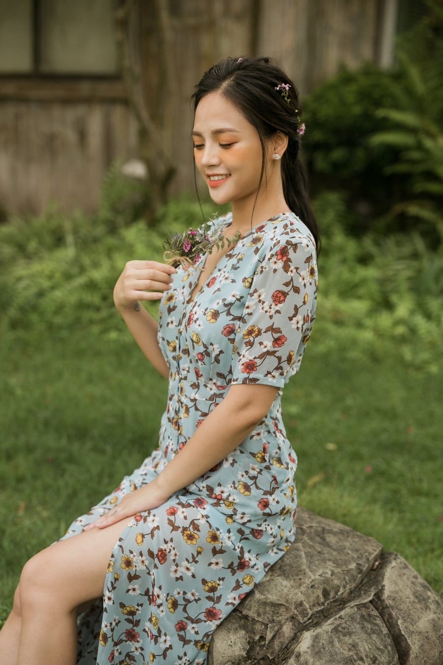 Mới đây, khi được hỏi về bạn trai - người đàn ông đã làm thay đổi Thu Quỳnh từ một cô gái mạnh mẽ trở nên nữ tính dịu dàng hơn, nữ diễn viên đã cởi mở hơn và chia sẻ: “Anh ấy là một người biết quan tâm, chu đáo, tinh tế và tôi thích những người sống tình cảm như vậy. Bé Be (con trai Thu Quỳnh) đã biết anh ấy và cháu cũng rất yêu quý anh. Ngược lại, anh ấy rất ấm áp và yêu quý Be cũng như trẻ con”.