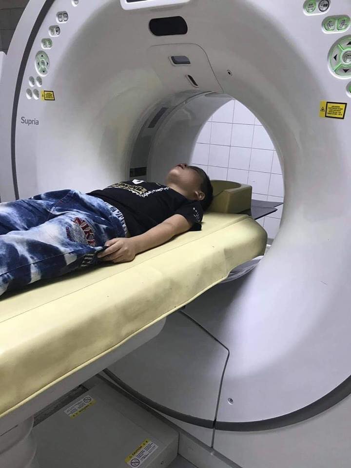 Phụ huynh em K. thể hiện sự bức xúc với hành vi của anh Đức. Ảnh: Hóng biến Hòa Bình.