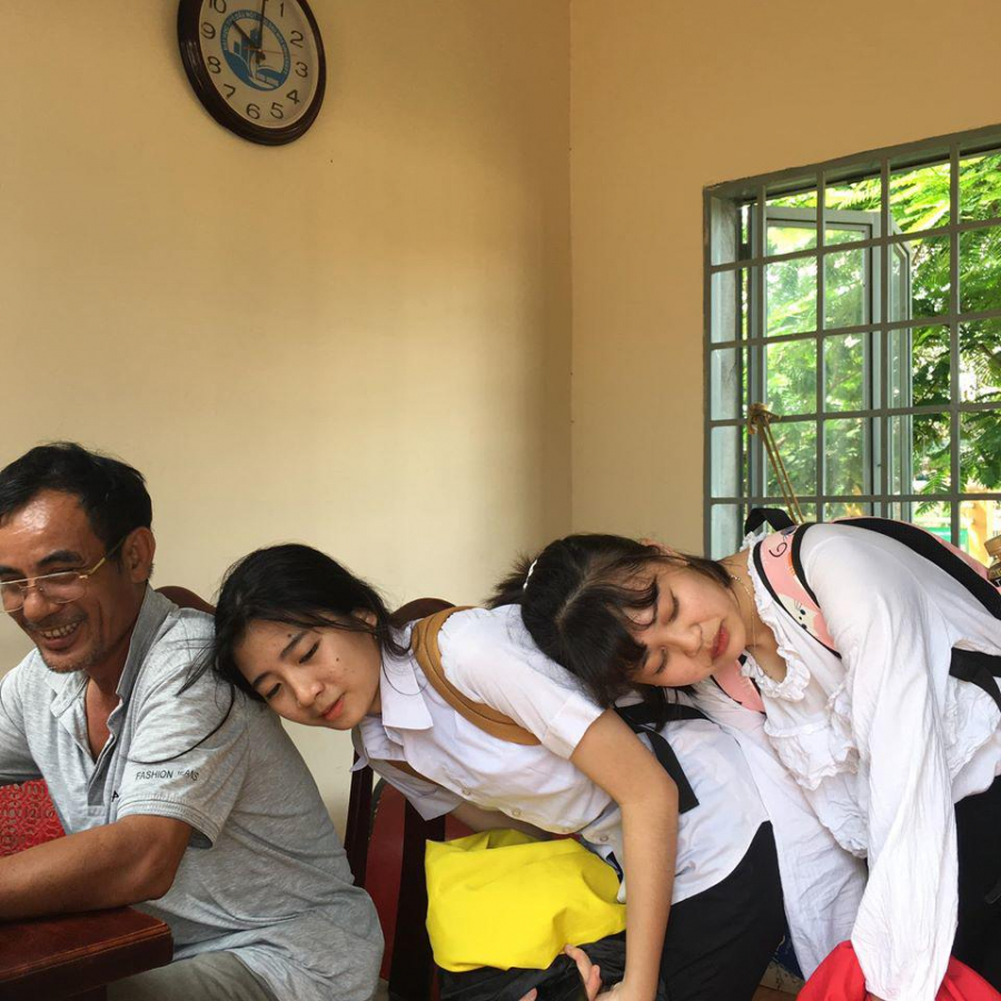 Bác bảo vệ ơi, chúng cháu mệt quá!!!