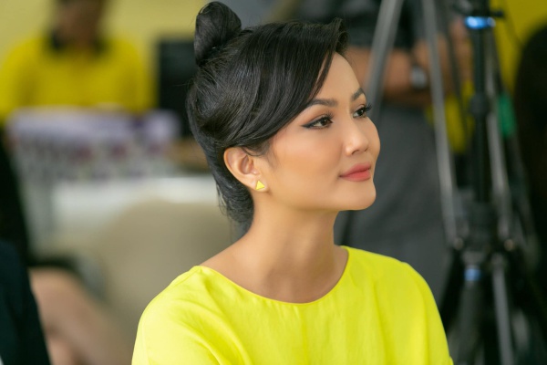 la-hoa-hau-dep-nhat-moi-thoi-dai-nhung-hhen-nie-van-khong-tranh-khoi-lan-da-bi-lao-hoa-5-1594693902-199-width600height400
