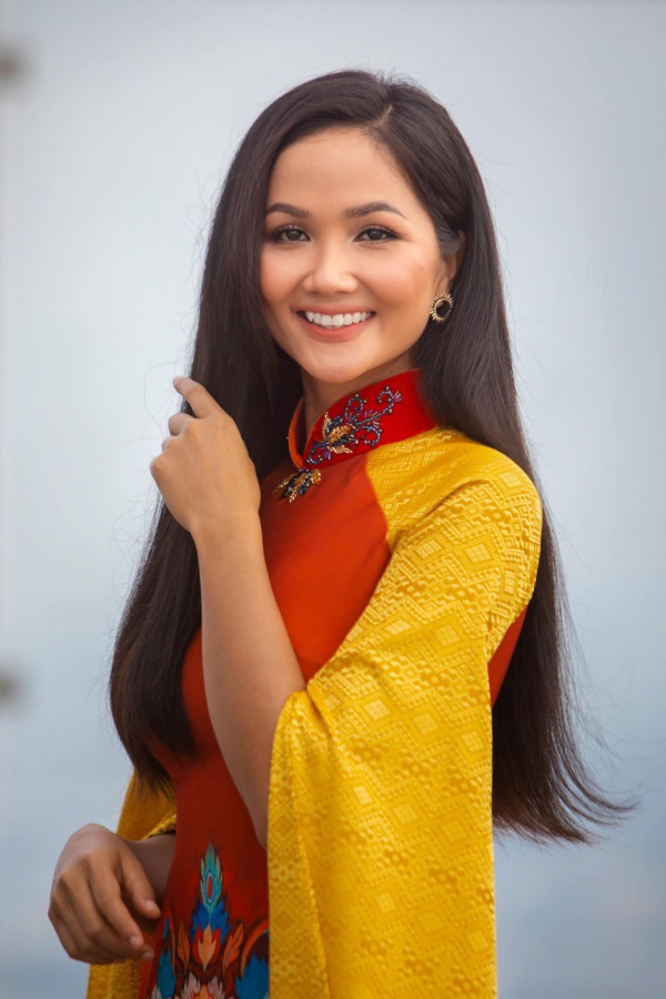 la-hoa-hau-dep-nhat-moi-thoi-dai-nhung-hhen-nie-van-khong-tranh-khoi-lan-da-bi-lao-hoa-6-1594693902-610-width600height900