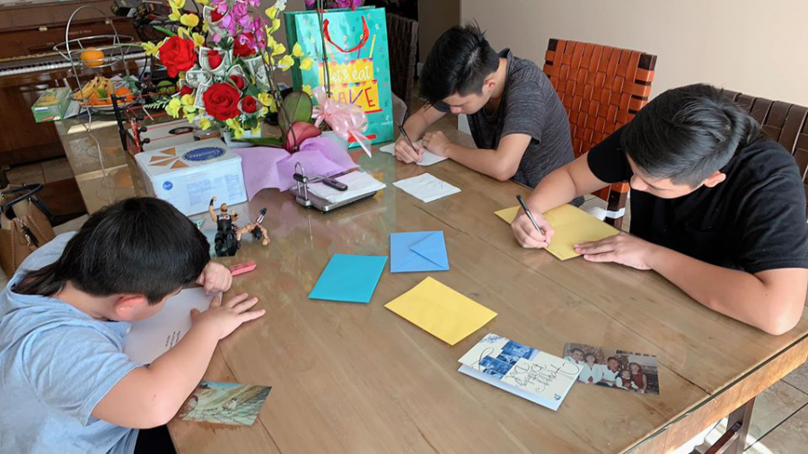 3 quý tử tự tay chuẩn bị quà để tạo điều bất ngờ cho bố trong ngày sinh nhật.