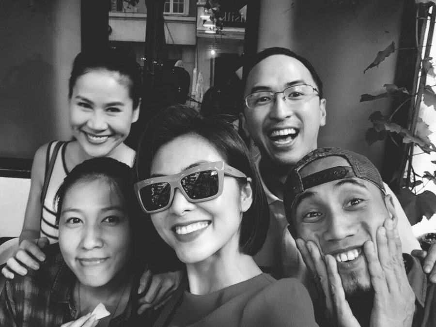 Mới đây, trong một chương trình, Phạm Anh Khoa tiết lộ: 'Nói ra thì hơi xấu hổ nhưng lúc đó tôi đến với mục đích tán tỉnh Tăng Thanh Hà, không ngờ lại bị dính chấu vợ mình.' Nam rocker chia sẻ, qua những lần gặp gỡ, anh để ý bà xã hiện tại lúc nào không hay. Anh đã kể về lần đầu gặp gỡ của hai vợ chồng. Ấn tượng đầu tiên của bà xã về Phạm Anh Khoa là rất vui vẻ, hoạt náo, bắng nhắng. Thời điểm đó, Thùy Trang sắp kết hôn với người khác nhưng bất ngờ hủy hôn và quyết định độc thân cho tới thời điểm gặp được Anh Khoa.