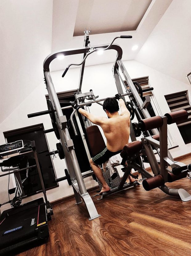 Mới đây, Đông Nhi khiến fan rần rần khi chia sẻ hình ảnh ông xã Ông Cao Thắng đang tập luyện thể dục tăng cường vóc dáng. Điều đáng chú ý là Đông Nhi còn kèm theo một dòng trạng thái khá hài hước: 