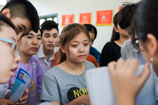 Các em nhỏ hào hứng tham gia các trò chơi…