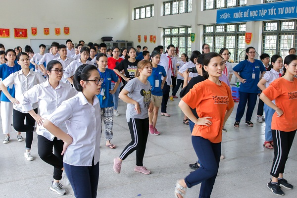 Các em nhỏ hào hứng tham gia vào bài nhảy.