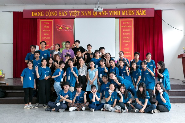 Thành viên BTC chụp ảnh cùng đại diện nhà trường