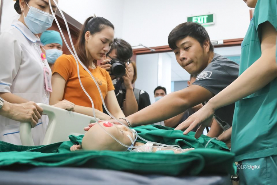 Hơn 100 y bác sĩ đến từ các bệnh viện khác sẽ kết hợp tiến hành Shbet888 tiền thưởng cực khủng tách hai chị em song sinh (Ảnh: VTV)