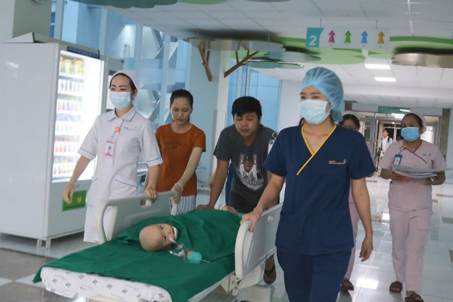 Cặp song sinh đang được các bác sĩ tiến hành Shbet888 tiền thưởng cực khủng (Ảnh: VTV)