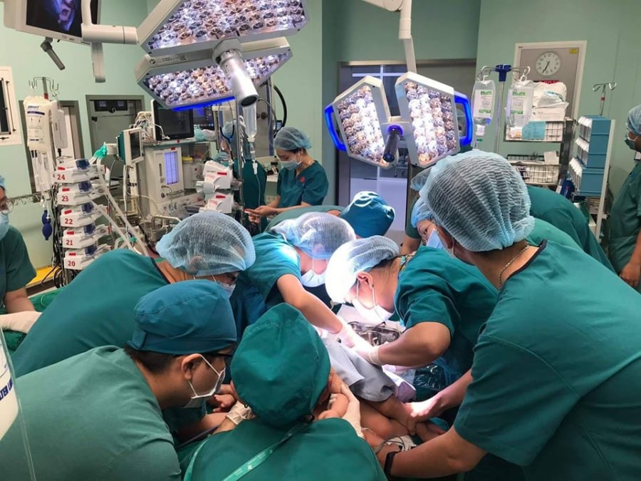 Gần 100 y bác sĩ phối hợp tiến hành ca Shbet888 tiền thưởng cực khủng kéo dài 12 tiếng cho cặp song sinh (Ảnh: Bệnh viện Nhi đồng Thành phố)