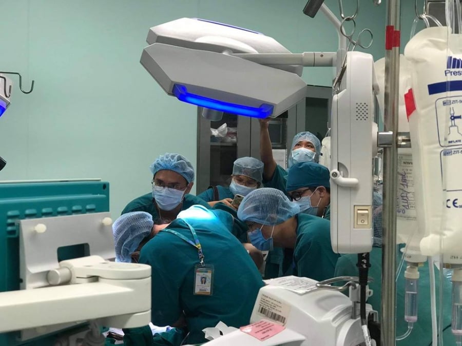 Mọi người đều hồi hộp cầu chúc điều may mắn đến với cặp đôi song sinh (Ảnh: Bệnh viện Nhi đồng Thành phố)