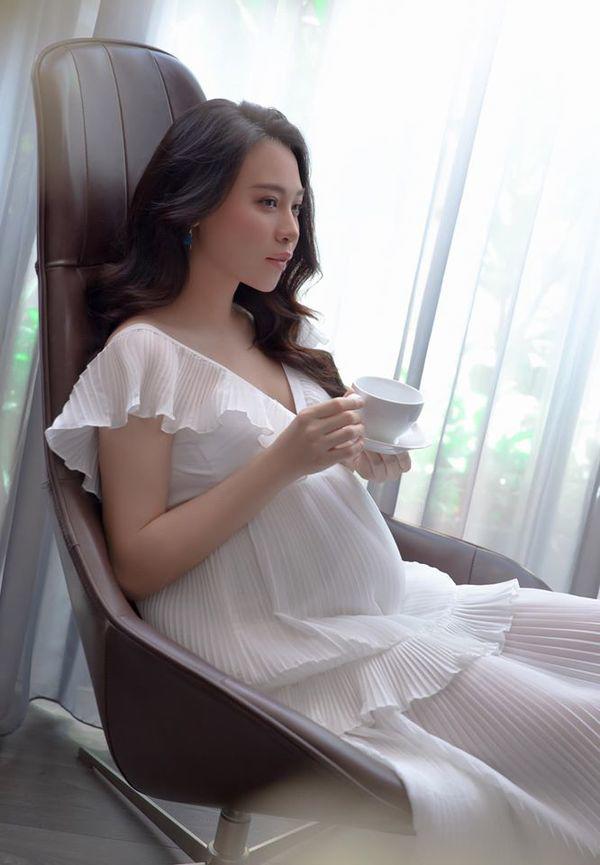 Chiếc bụng lớn những thần thái của người đẹp thật quyến rũ