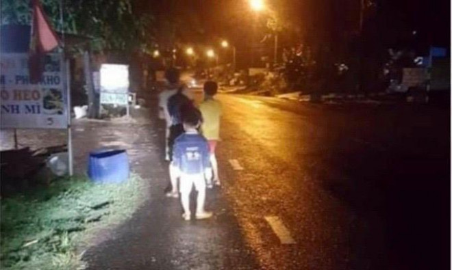 Các cháu được người dân phát hiện đi lang thang trong đêm