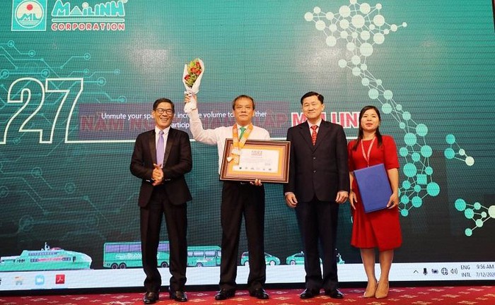 Đại diện Tập đoàn Mai Linh đón nhận Kỷ lục “Hãng taxi có số lượng ca hộ sinh trên xe nhiều nhất Châu Á”.    