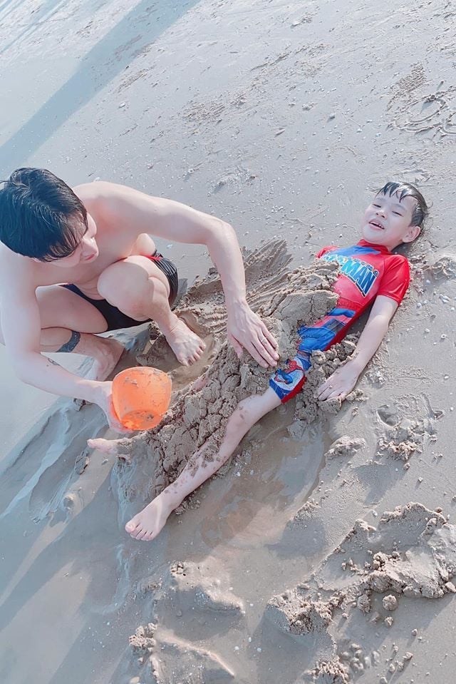 thu-thuy-dien-bikini-khoe-bung-bau-di-du-lich-cung-ong-xa-va-con-trai-56c2a881-5f1063dad1c8a