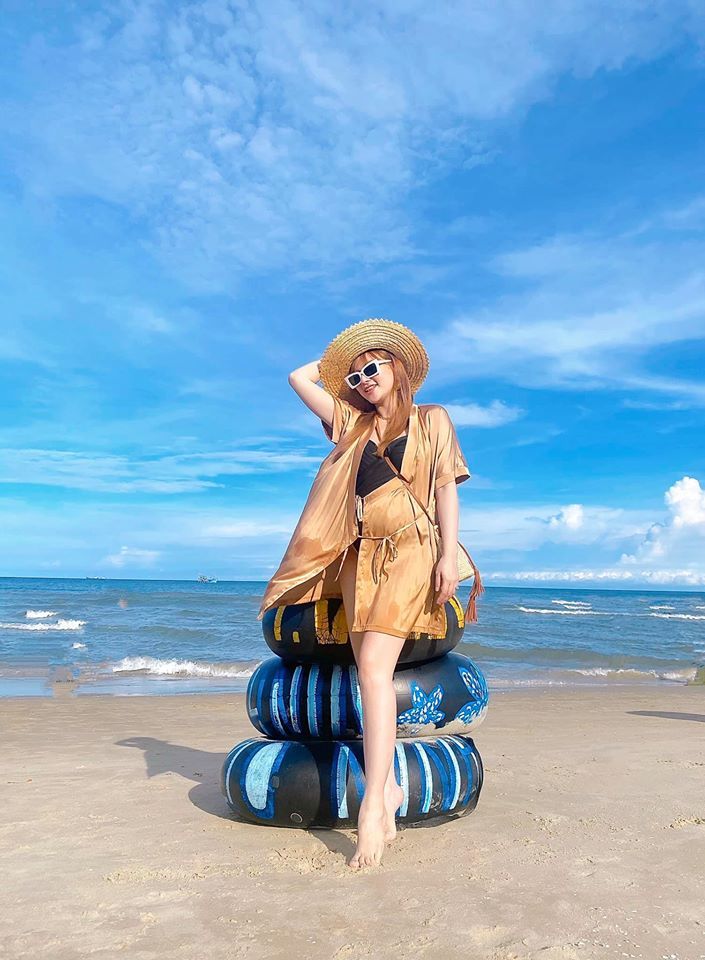 thu-thuy-dien-bikini-khoe-bung-bau-di-du-lich-cung-ong-xa-va-con-trai-6a4451cb-5f1063f23dec5