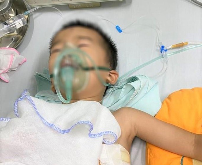 Hiện, cháu bé đã qua cơn nguy kịch