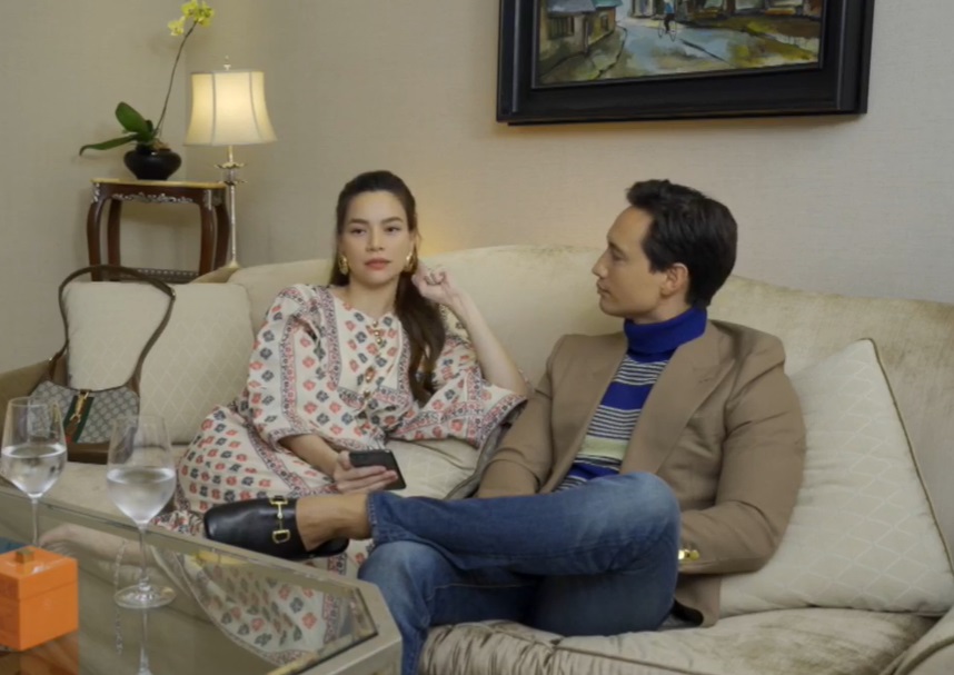 Mới đây, Hồ Ngọc Hà và bạn trai Kim Lý có buổi nói chuyện trực tiếp với fan thông qua livestream. Một điều dễ nhận ra là du cố tình ngồi nghiêng người thì cô vẫn khó lòng giấu được bụng bầu lùm xùm. Cô thường xuyên để chân hờ lên ghế, tay che bụng. Chính vì vậy có khán giả đã vào khuyên cô nên để chân xuống vì sẽ tốt cho bụng bầu, không nên giấu diếm nữa. Ngay lập tức, nữ ca sĩ lập tức vừa cười vừa thanh minh: 