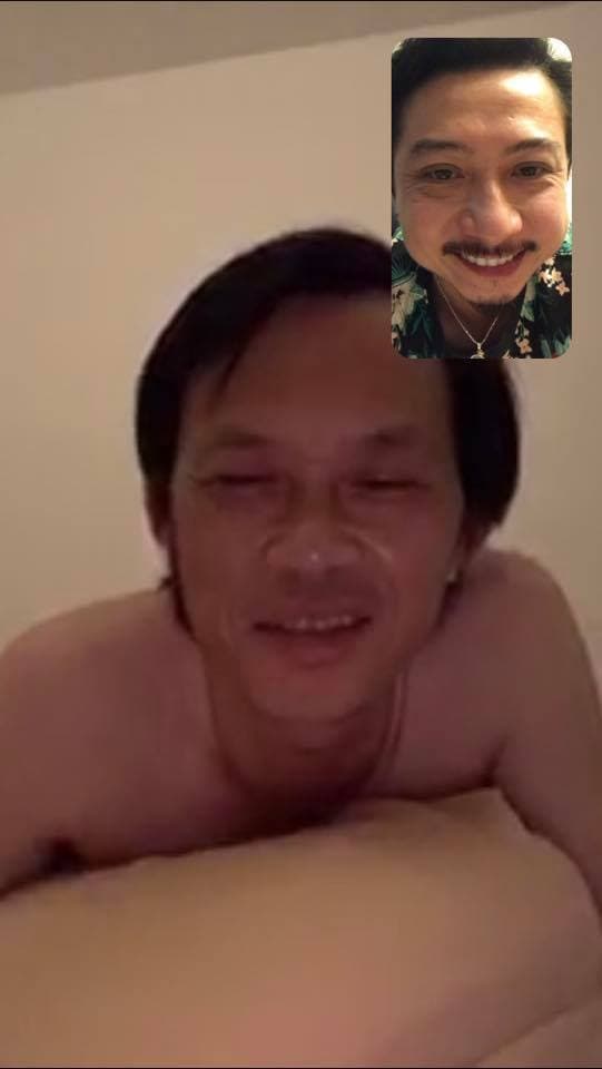 Mới đây, trong một cuộc gọi facetime, diễn viên Hứa Minh Đạt đã tranh thủ chụp lại nhan sắc của Hoài Lình trong trạng thái không thể bình thường hơn. Nam danh hài cởi trần nói chuyện, tóc tai vẫn gọn gàng, da mặt căng bóng và hơn hết là nụ cười tươi rói. Khác với hình ảnh tiều tụy, đen sạm cách đây không lâu, có thể thấy thần thái của Hoài Linh có phần nào đó đã được cải thiện. Nhiều fan vui mừng vì sức khoẻ của thần tượng tốt hơn xưa.