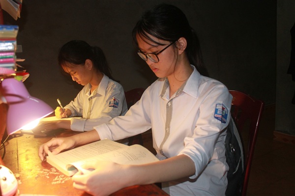 2 chị em lớn lên phát triển bình thường và học rất giỏi