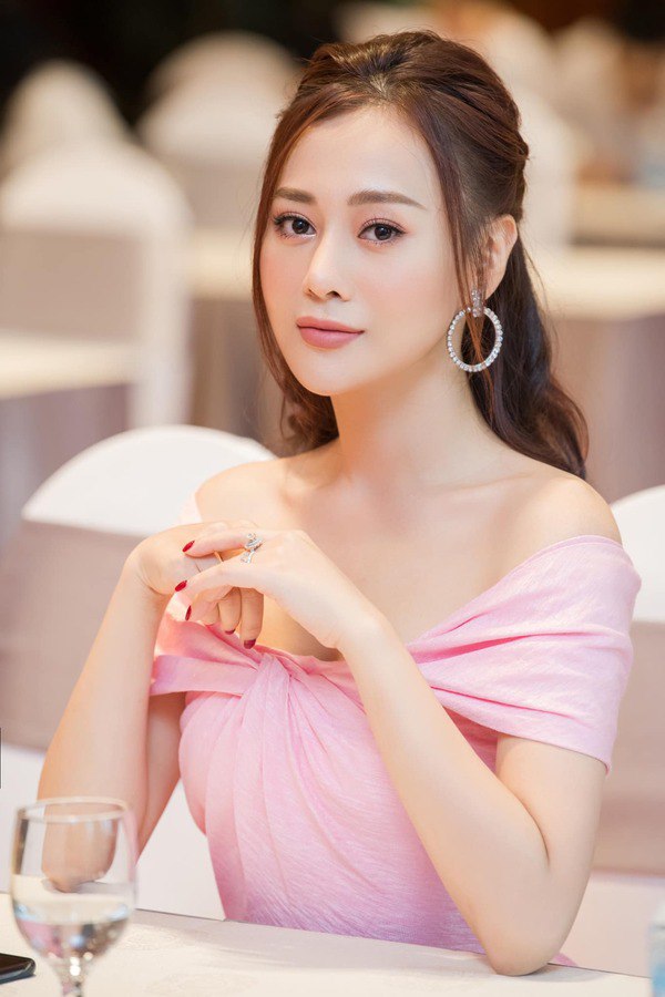 dang-mot-buc-hinh-quynh-bup-be-khoe-duoc-ca-vong-1-cang-day-lan-mai-toc-moi-toanh-109509530_3316572648403765_2726048807428502295_o-1595158167-102-width600height900