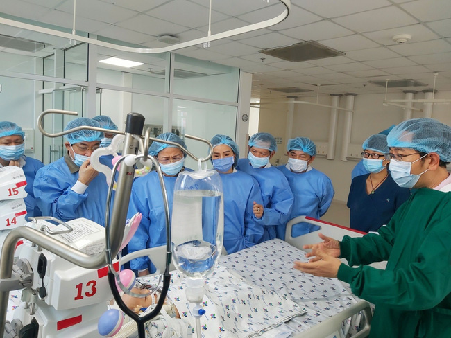 Hiện sức khỏe hai chị em song sinh tạm thời ổn định (Ảnh: VTV)