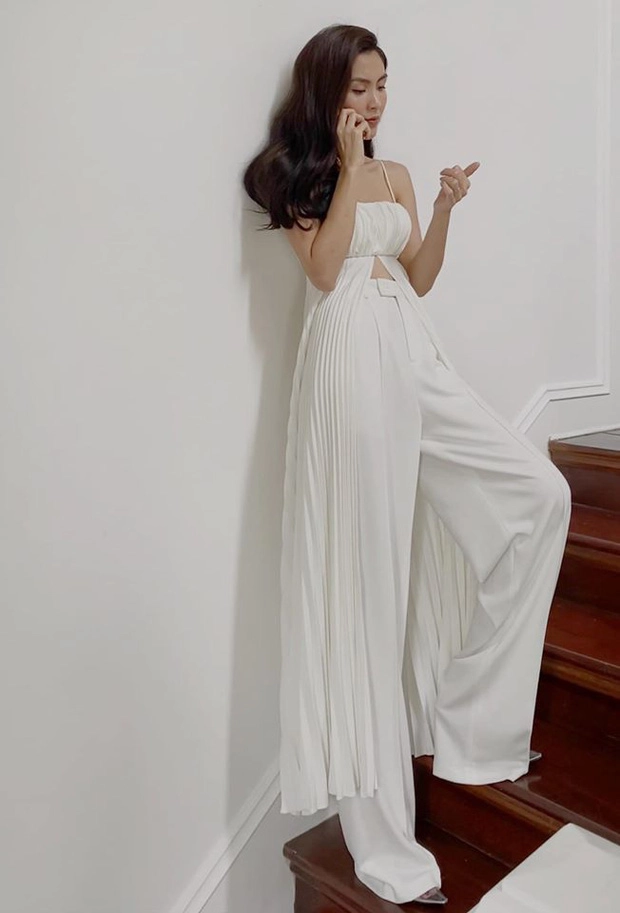 Mới đây, hình ảnh hậu trường Hà Tăng đang chuẩn bị cho album ảnh mới được hé lộ, một lần nữa khiến fan sốt rần rần. Phải nói đi nói lại là bức ảnh hoàn toàn ngẫu nhiên, không hề nằm trong dự định của album nhưng vẫn cho thấy một Hà Tăng xinh đẹp ngút ngát, chưa kể là cô còn gây chú ý với vòng eo con kiến cùng body cực nuột. Chỉ cần 1 khoảnh khắc chưa qua chỉnh sửa này, Hà Tăng đã chứng minh đẳng cấp 