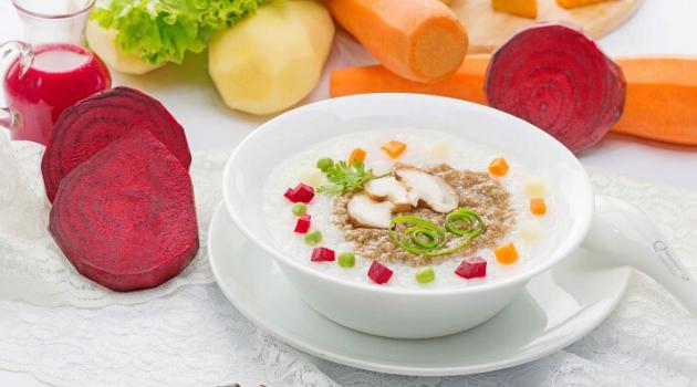 Mẹ không nên nấu một nồi cháo rồi cho bé ăn cả ngày