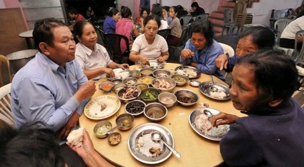 Phòng ăn rộng lớn trong căn nhà của ông Ziona.