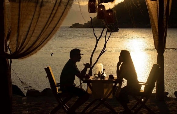 Mới đây, Vân Hugo khiến fan ghen tỵ với câu chuyện tình yêu đầy lãng mạn. Cô chia sẻ hình ảnh ngồi trò chuyện cùng bạn trai và viết: 