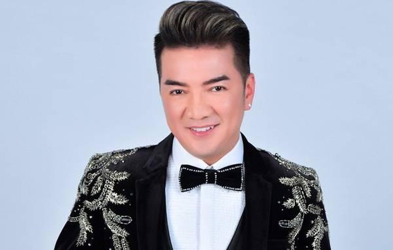 xuyt-xoa-truoc-chu-viet-tay-dep-nhu-ve-cua-dam-vinh-hung