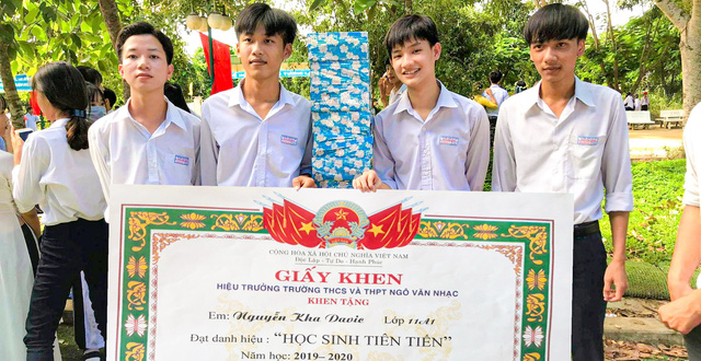 Hình ảnh tấm giấy khen khổng lồ gây 