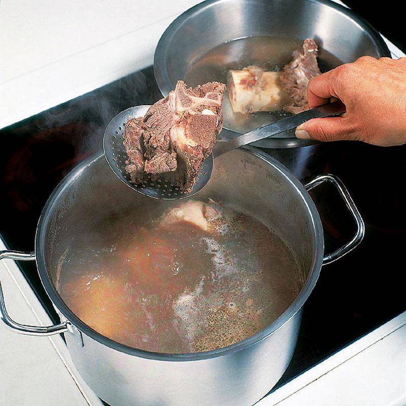 Muốn món canh xương ngon ngọt bạn hãy thả thêm hành gừng nướng