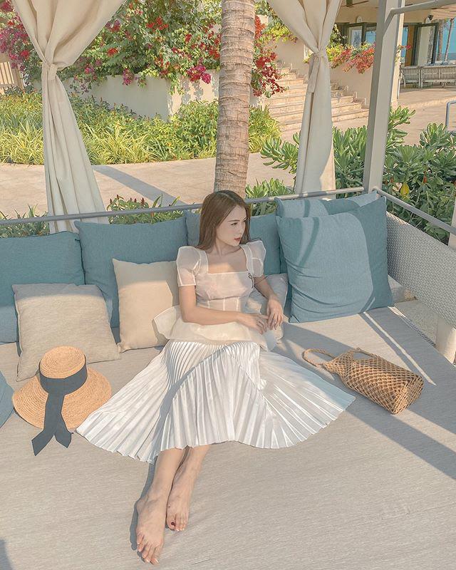 hotgirl-giau-nhat-vbiz-co-tai-san-50-ty-mac-do-banh-beo-gian-don-xach-toan-tui-tram-trieu-93284989_722143271862948_1909692031814784774_n-1595218472-263-width640height800