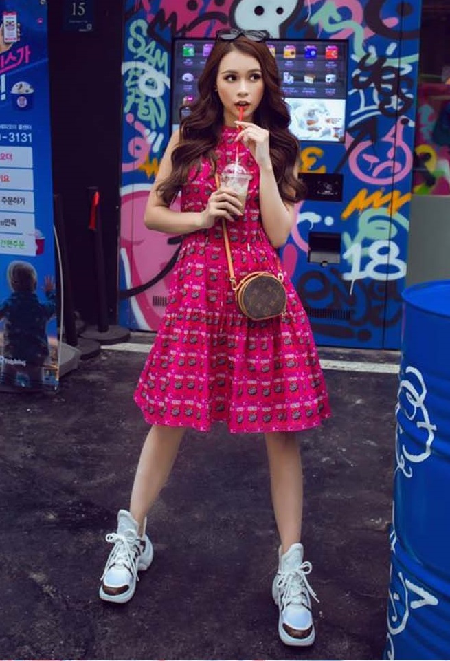 hotgirl-giau-nhat-vbiz-co-tai-san-50-ty-mac-do-banh-beo-gian-don-xach-toan-tui-tram-trieu-h1-1595221450-142-width1500height1000