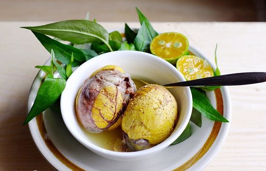Không cho con ăn trứng vịt lộn uống sữa cùng lúc